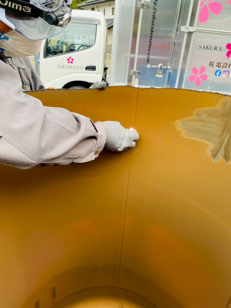 古い温水器の中の状態写真