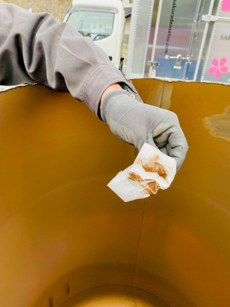 古い温水器の中の状態写真