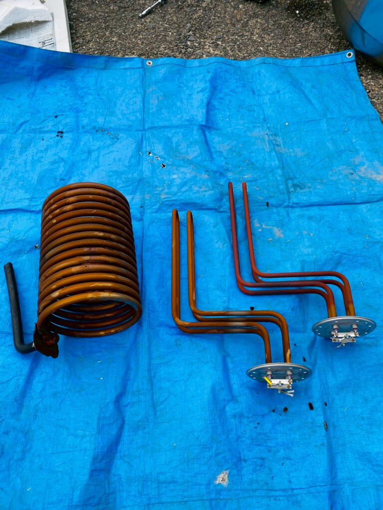 古い温水器の中の部品の写真