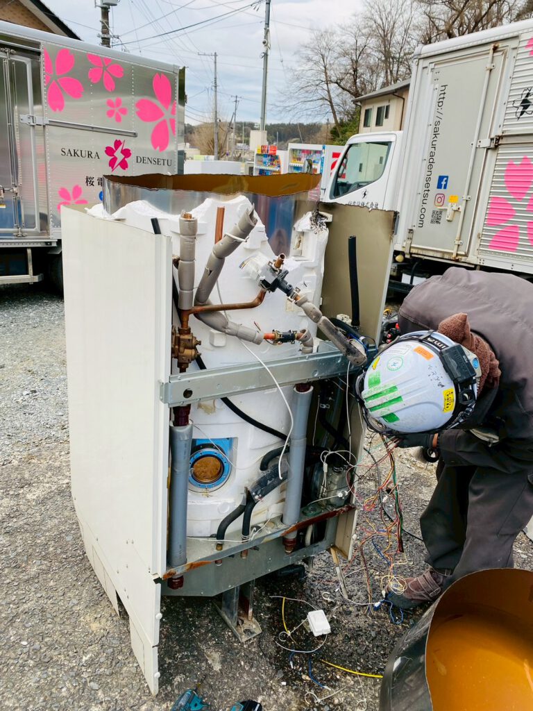 古い温水器を切断した写真