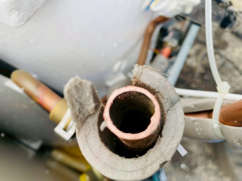 古い温水器を切断した写真