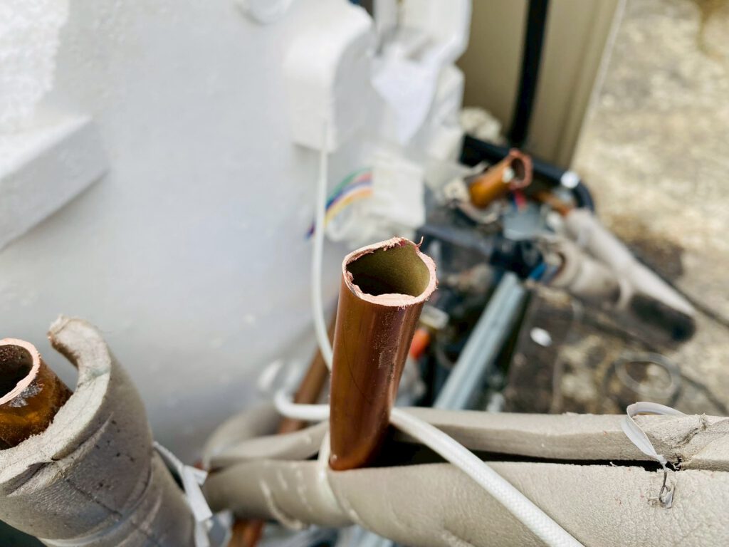 古い温水器を切断した写真