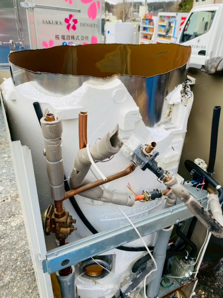 古い温水器を切断した写真