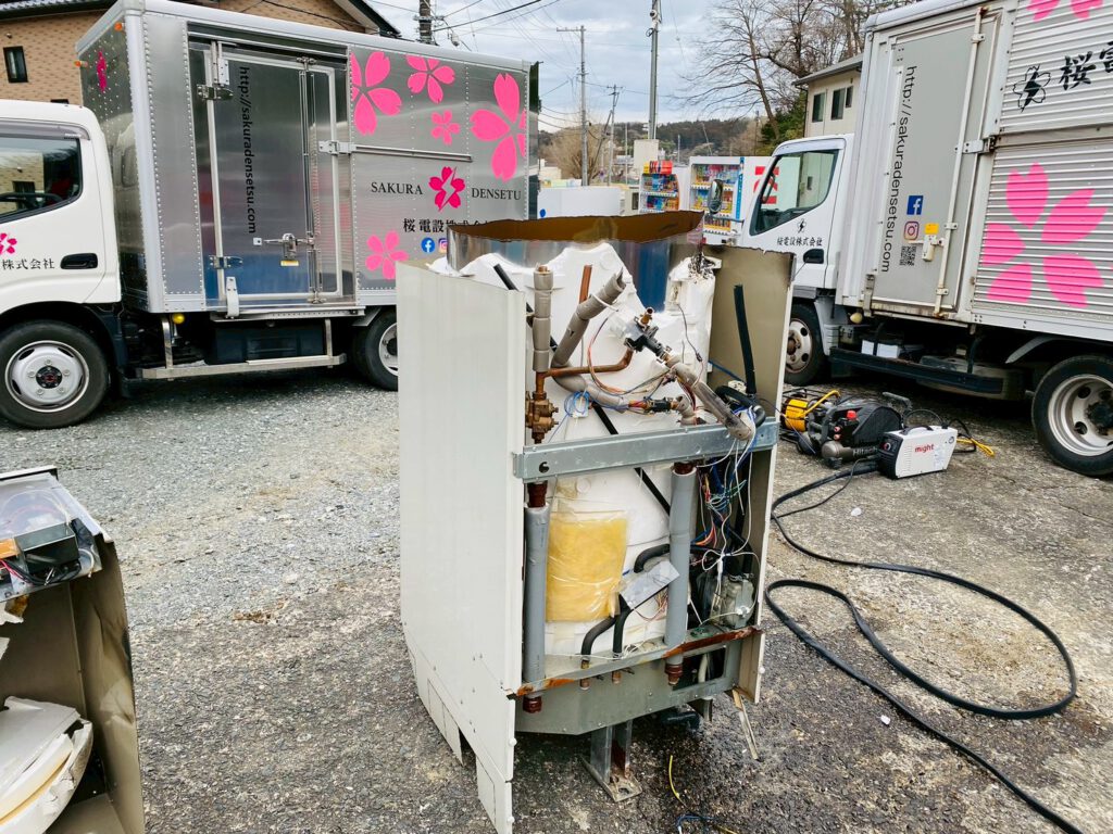 古い温水器を切断した写真