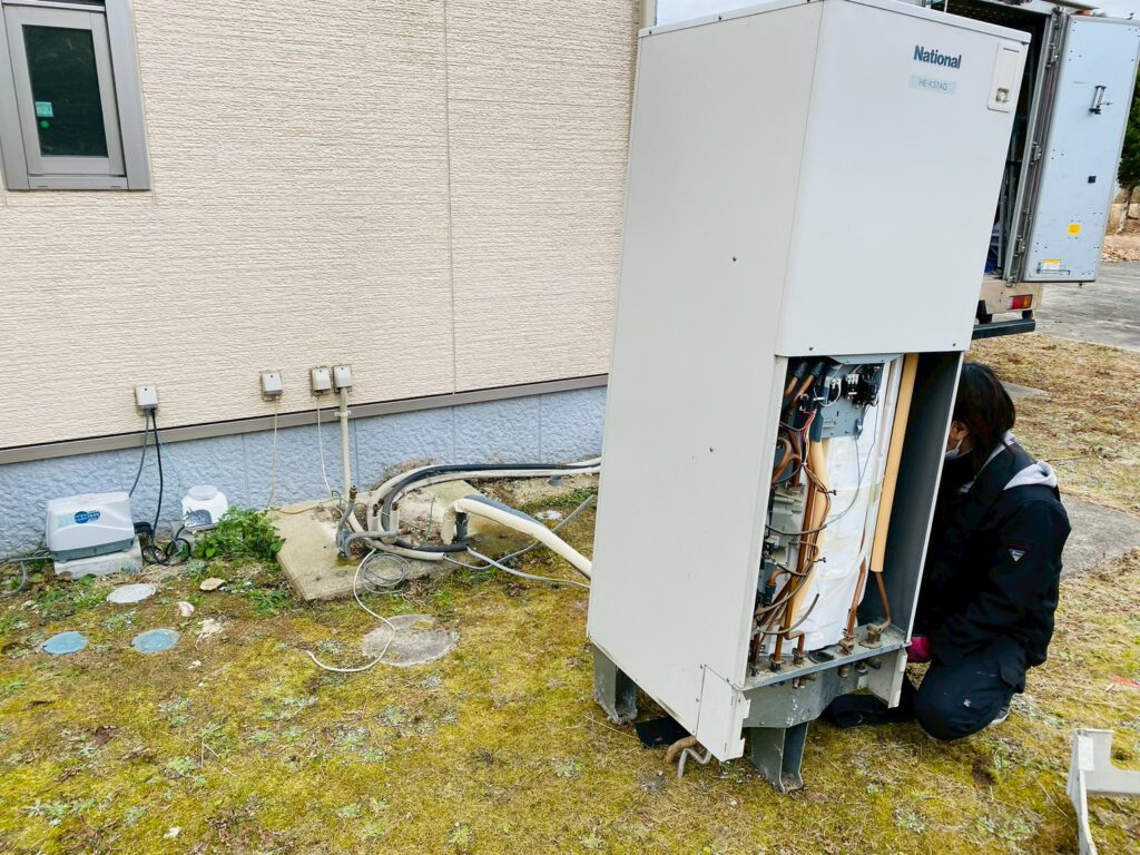 エコキュート工事中写真